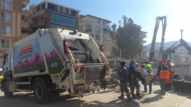 Alanya Belediyesi temizlik ekibi deprem bölgesinde
