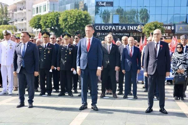 Alanya'da çelenk sunma töreni