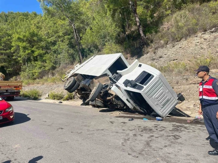 Alanya’da çöp kamyonu devrildi 1 işçi hayatını kaybetti
