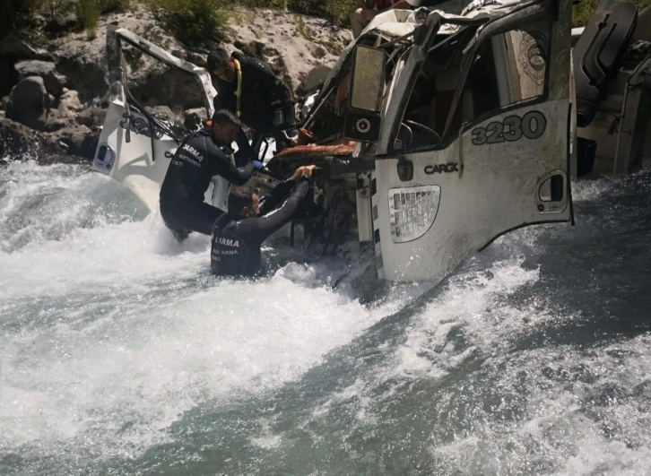 Alanya’da devrilen kamyondaki 1 kişi Alara Çayının sularına kapılarak kayboldu
