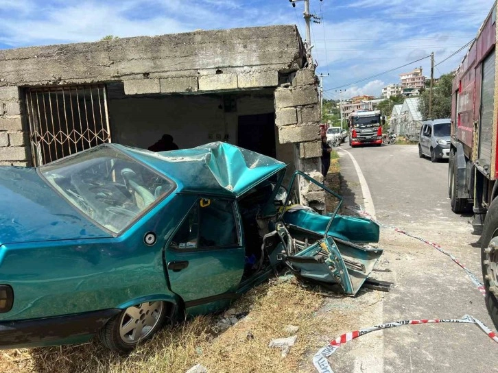 Alanya'da Kontrolden Çıkan Araç Yol Kenarındaki Barakaya Çarptı, Sürücü Ağır Yaralandı