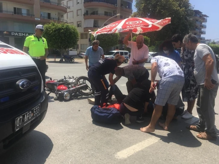 Alanya’da motosiklet ile otomobil çarpıştı: 1’i ağır, 2 yaralı
