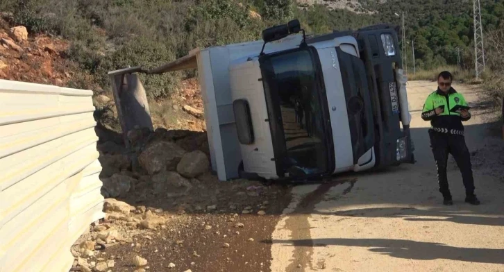 Alanya’da taş yüklü kamyon yan yattı
