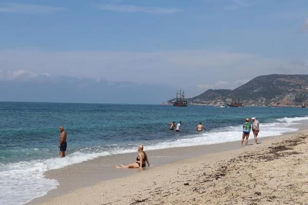 Alanya'da tatilcilerin deniz keyfi