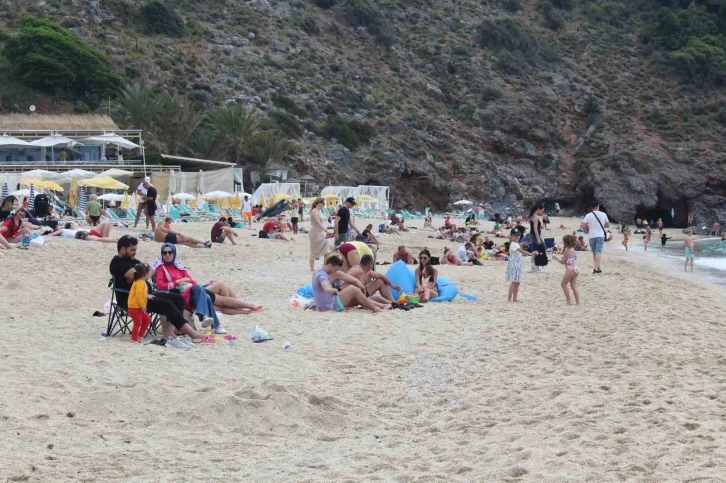 Alanya’da vatandaşlar bayramın 3’üncü gününü plajda geçirdi
