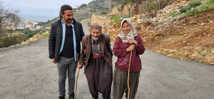 Alanya’da yaşlı çiftin yol sorunu beton dökülerek çözüldü
