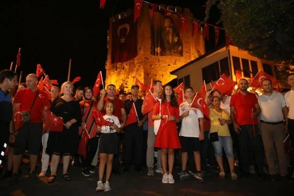 Alanya'da Zafer Bayramı fener alayı ve konserle kutlandı