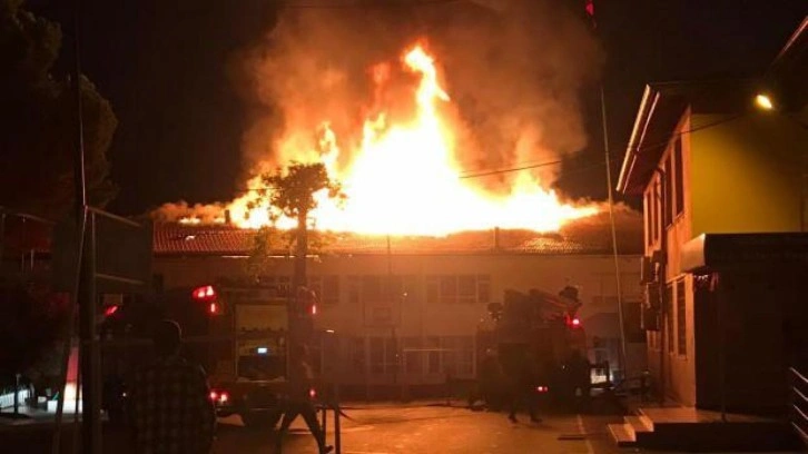 Alanya'da lisenin çatı katında yangın