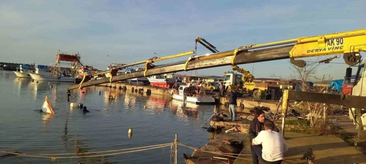 Alaplı’da batan tekneler karaya çıkarıldı
