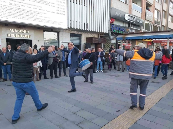 Alaşehirli işçiler maaş zammını oynayarak kutladı
