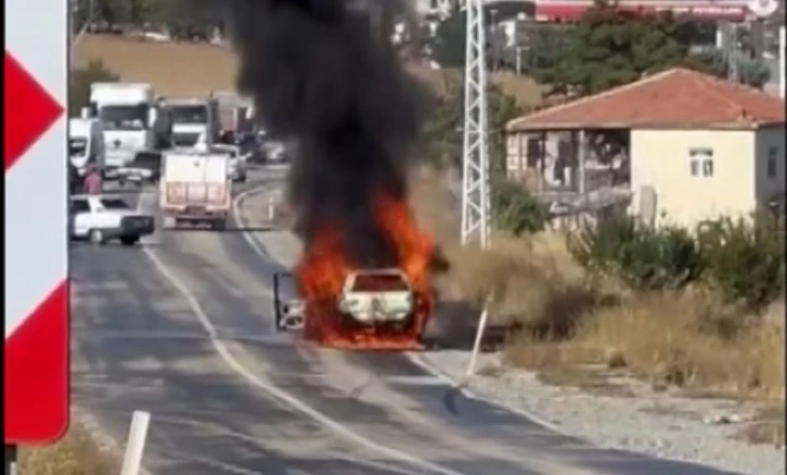 Alev alev yanan aracını söndürmek isterken yanarak ağır yaralandı
