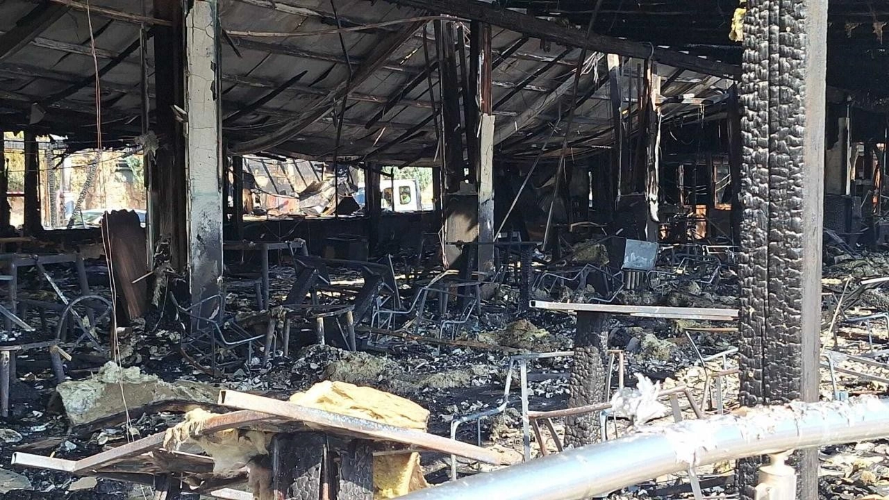 Alev alev yanan restorandaki zarar, gün ağarınca ortaya çıktı