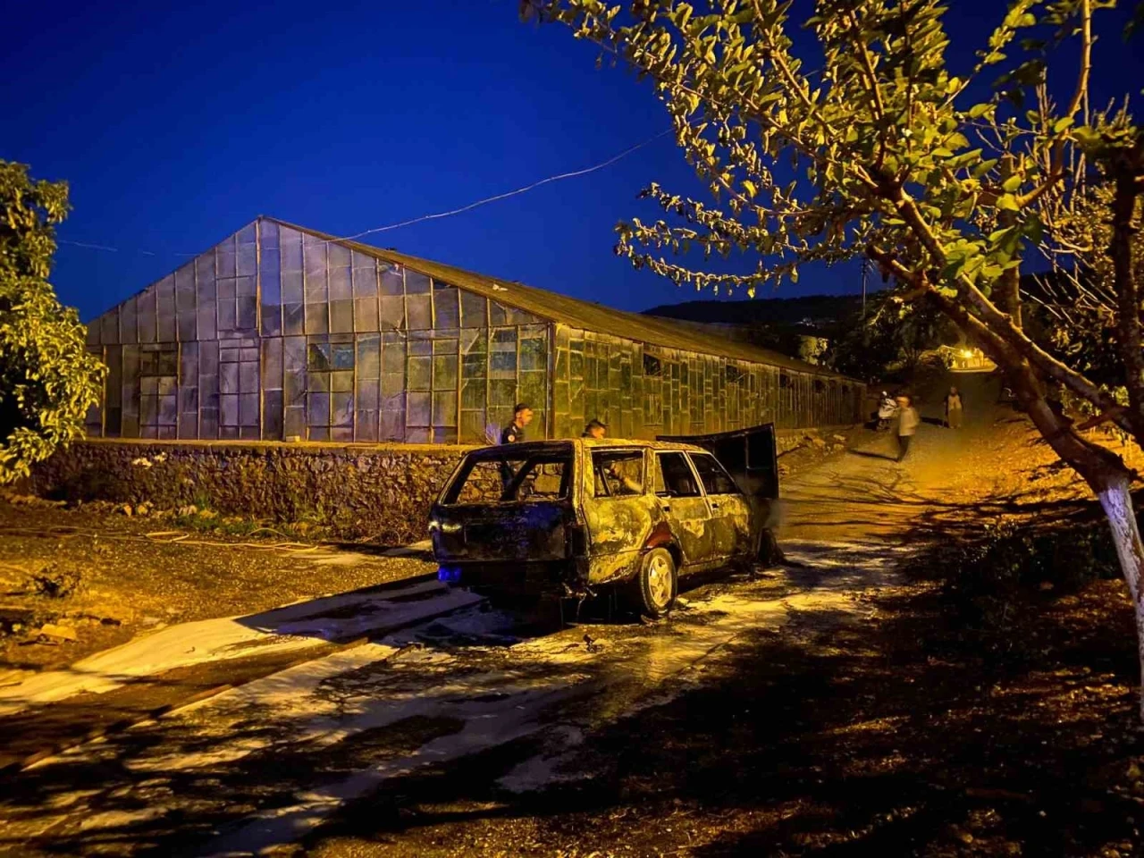 Alev topuna dönen otomobilden geriye demir yığını kaldı
