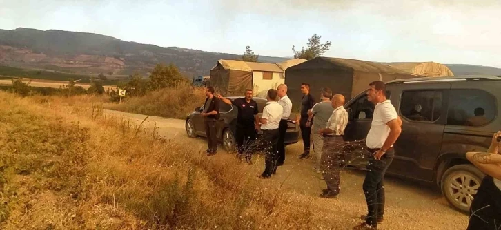 Alevler köye ulaşmasın diye buğday tarlalarını sürüyorlar
