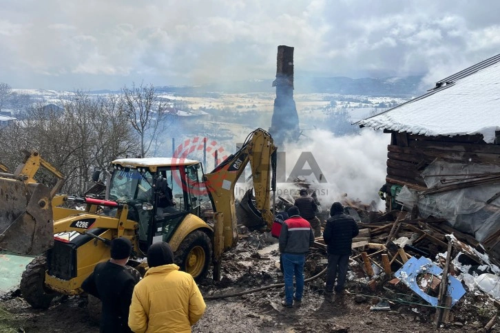 Alevlere teslim olan ahşap ev ve ahır küle döndü