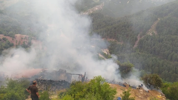 Alevlere teslim olan ev kullanılamaz hale geldi
