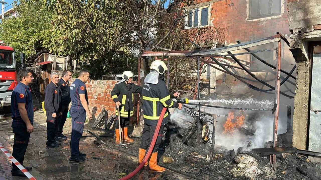 Alevlere teslim olan garaj iki evi küle çeviriyordu
