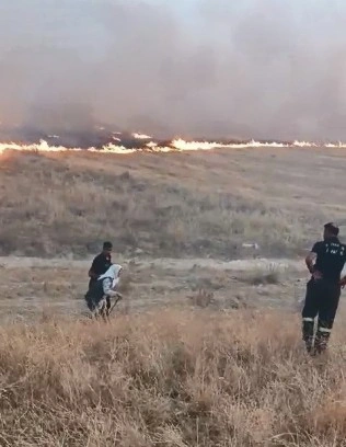 Alevlerin arasında kalan yaşlı kadını itfaiye ekipleri kurtardı