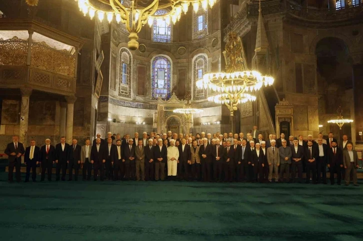 Ali Erbaş, 81 ilin müftüsüne Ayasofya-i Kebir Camii Şerifi’nde sabah namazı kıldırdı
