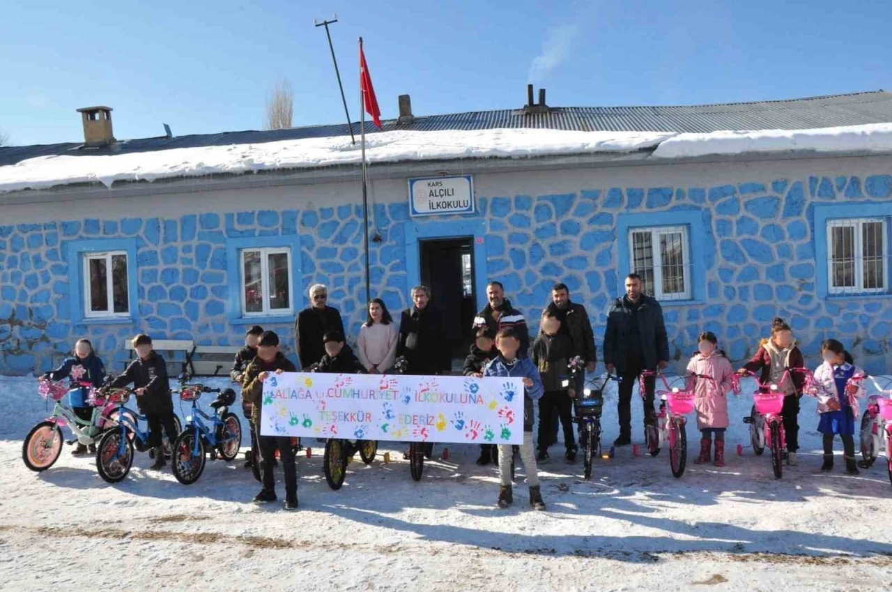 Aliağa’dan doğu illerindeki öğrencilere bisiklet
