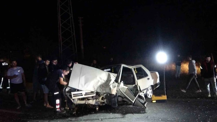 Alkollü kuzenler düğün dönüşü kırmızı ışıkta birbirine girdi: 3 ağır yaralı
