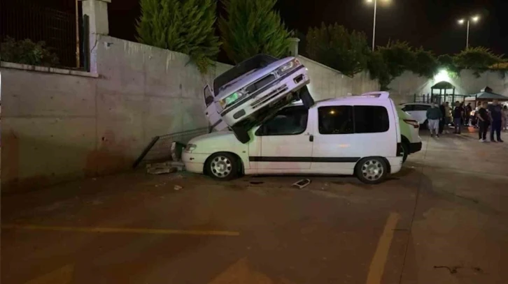 Alkollü sürücü dehşeti: Otomobiliyle araçların üzerine düştü
