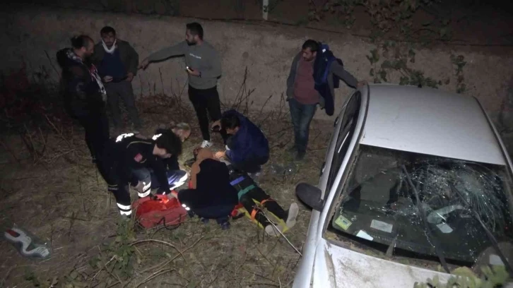 Alkollü sürücü otomobiliyle dereye uçtu: 2 yaralı
