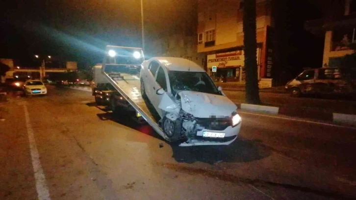 Alkollü sürücü otomobiliyle park halindeki araca çarptı
