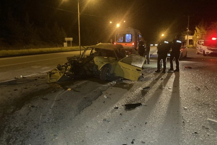 Alkollü ve ehliyetsiz sürücü yol kenarında duran tıra çarptı: 3 yaralı