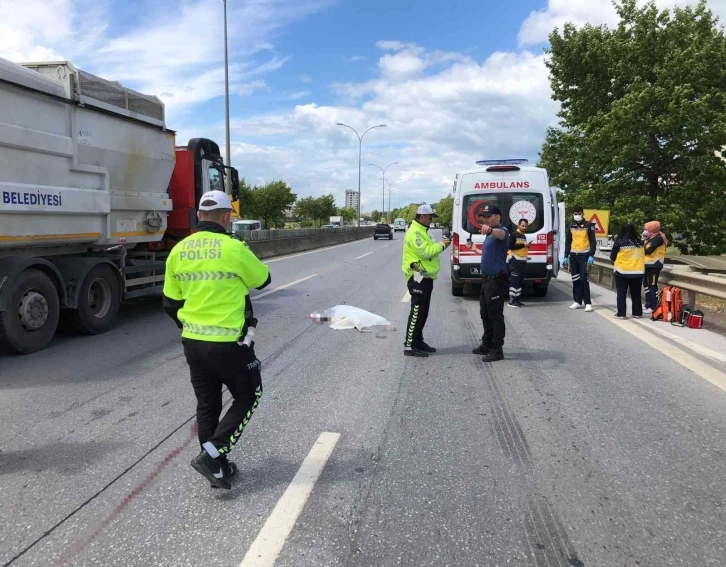 Alt geçit yerine otoyoldan geçerken aracın çarptığı şahıs hayatını kaybetti
