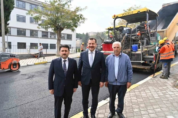 Altıeylül ilçesinde caddelere sıcak asfalt
