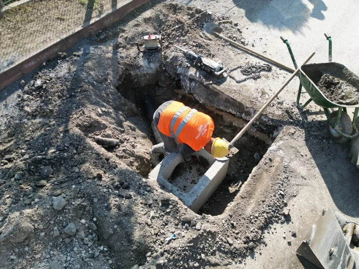 Altyapısı yenilenen Arifiye Zübeyde Hanım Caddesi’nde üstyapı çalışmaları başladı
