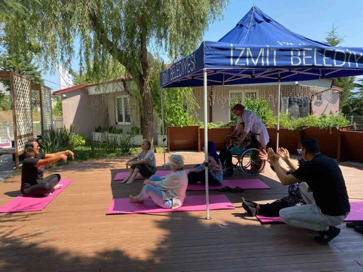 Alzaymır hastaları yoga yaptı
