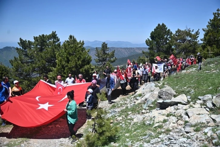 Amanoslar’ın zirvesi Keldaz Dağı’nda İstiklal Marşı’nı okudular
