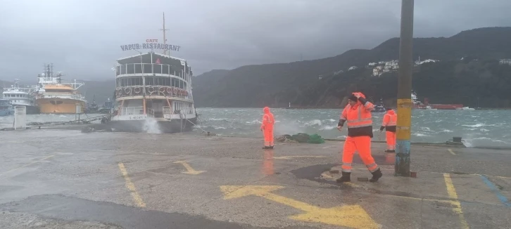 Amasra Limanı’nda tekne battı, restoran geminin ise halatları koptu
