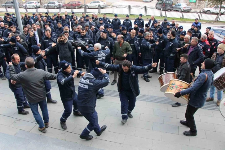 Amasya Belediyesi’nde işçiler rekor maaş zammını davul-zurnayla kutladı
