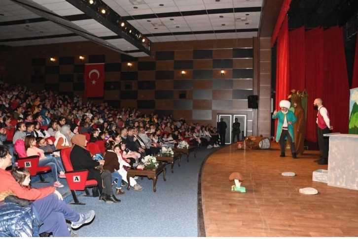 Amasya Belediyesi’nden karne hediyesi tiyatro
