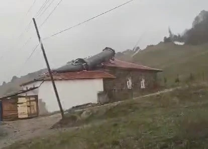 Amasya’da fırtına cami minaresini devirdi, kopan çatıyı bomba patladı zannettiler
