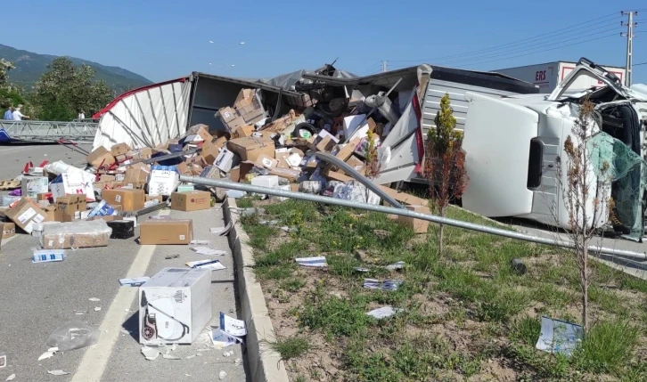 Amasya’da kargo malzemesi taşıyan tır devrildi: 2 yaralı
