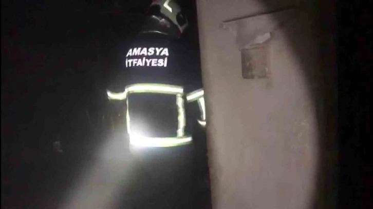 Amasya’da köyde yanan ev alevlere teslim oldu
