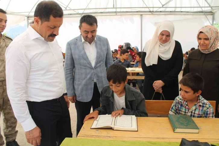 Amasya’da mevsimlik tarım işçilerinin çocuklarına çadırda Kur’an eğitimi
