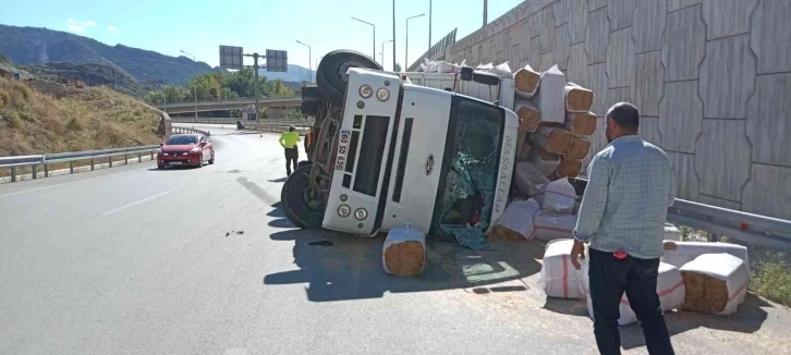 Amasya’da saman yüklü kamyon devrildi
