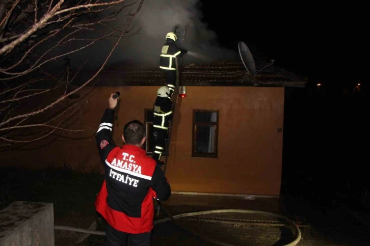 Amasya’da şömine bacasından çıkan kıvılcımlar yangına neden oldu
