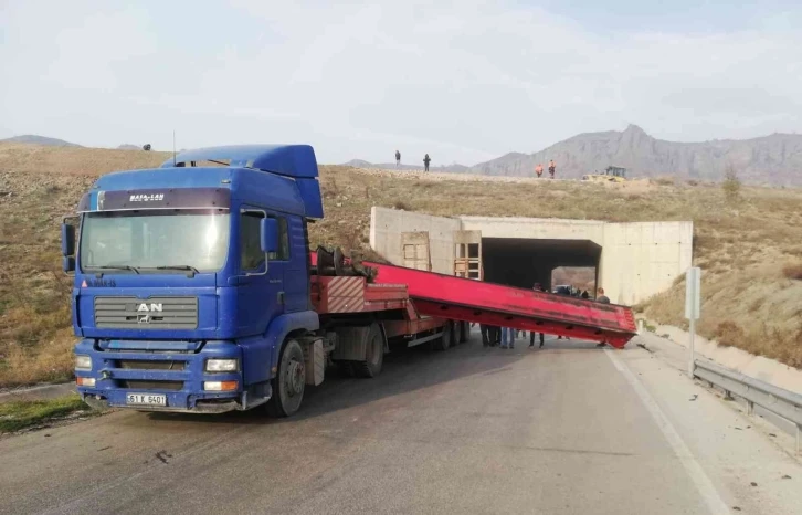 Amasya’da vinç yüklü tır takıldığı altgeçide çarptı
