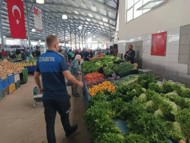 Amasya’da zabıta ekiplerinden pazarda etiket denetimi
