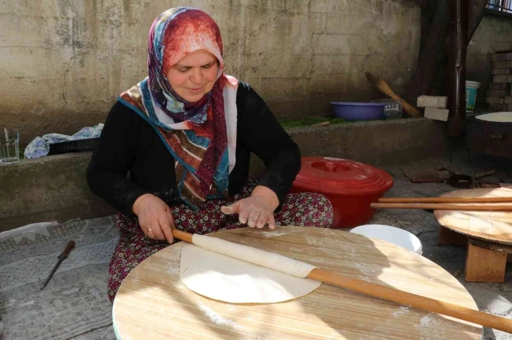 Amasyalı kadınlar kışlık ‘erişte ve ‘cimcik’ için kolları sıvadı
