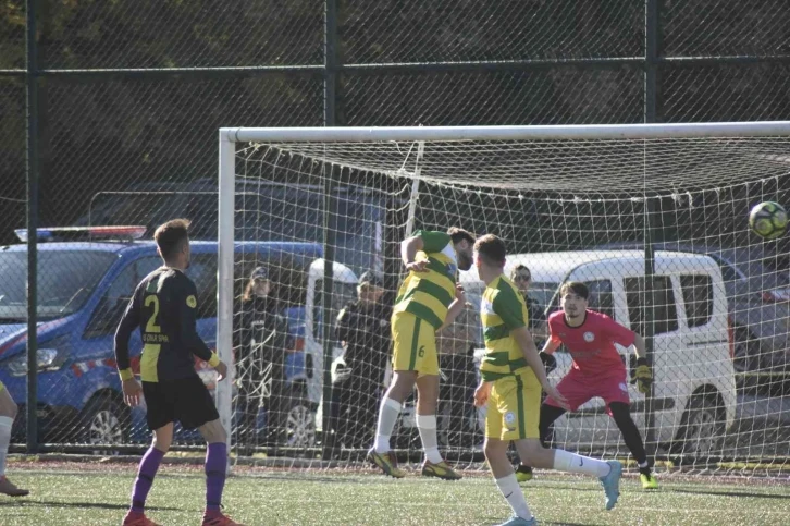 Amatör maçta rakibiyle havada çarpışan futbolcu yürekleri ağza getirdi
