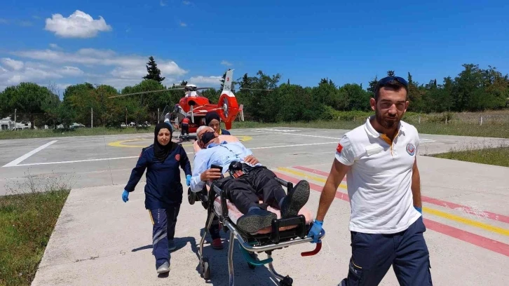 Ambulans helikopter, tarlada hastalanan köylünün yardımına yetişti
