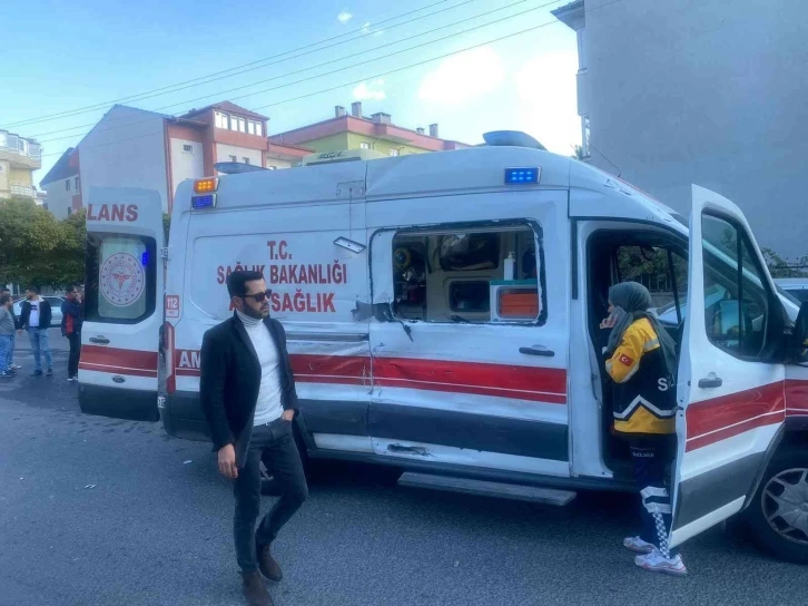 Ambulans ile halk otobüsü çarpıştı: 4 Yaralı
