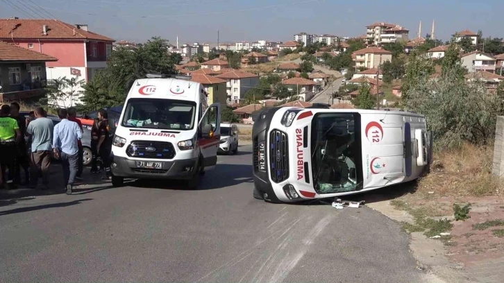 Ambulans ile otomobil çarpıştı: 3’ü sağlıkçı, 4 yaralı
